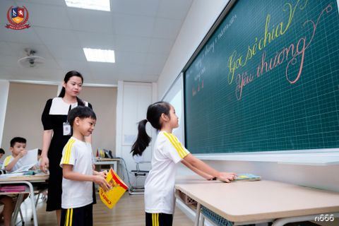 VIETSCHOOLERS CÙNG QUỸ TRĂNG XANH “NÂNG BƯỚC EM ĐẾN TRƯỜNG”